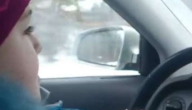 BIMBA DI OTTO ANNI GUIDA A 100 KM/H: IL VIDEO FINISCE SUL WEB - GUARDA - 28/02/2013