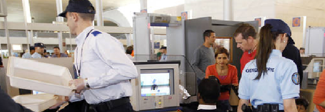 EASY JET: ITALIANA ARRESTATA PER UNA BORSETTA DI TROPPO. ''SPOGLIATA E PICCHIATA IN AEROPORTO'' - 11/09/2014