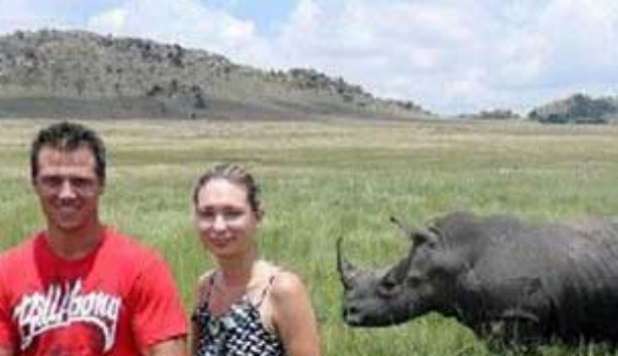 TURISTA INCORNATA DAL RINOCERONTE: 'TROPPO VICINA PER UNA FOTO' - 20/01/2013
