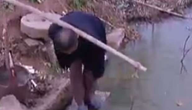 PERDE LE BRACCIA IN UN INCIDENTE MA CONTINUA A FARE IL CONTADINO - VIDEO - 22/11/2012