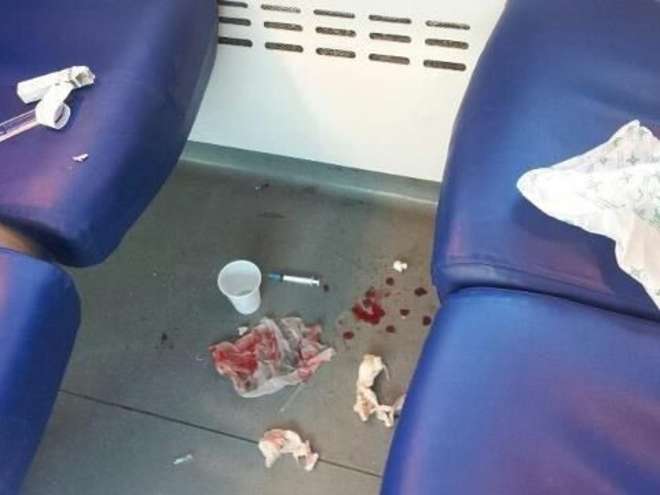 TRENO ROMA-CIVITAVECCHIA, SIRINGHE E SANGUE IN CARROZZA. CHOC TRA I PENDOLARI - FOTO - 14/05/2013
