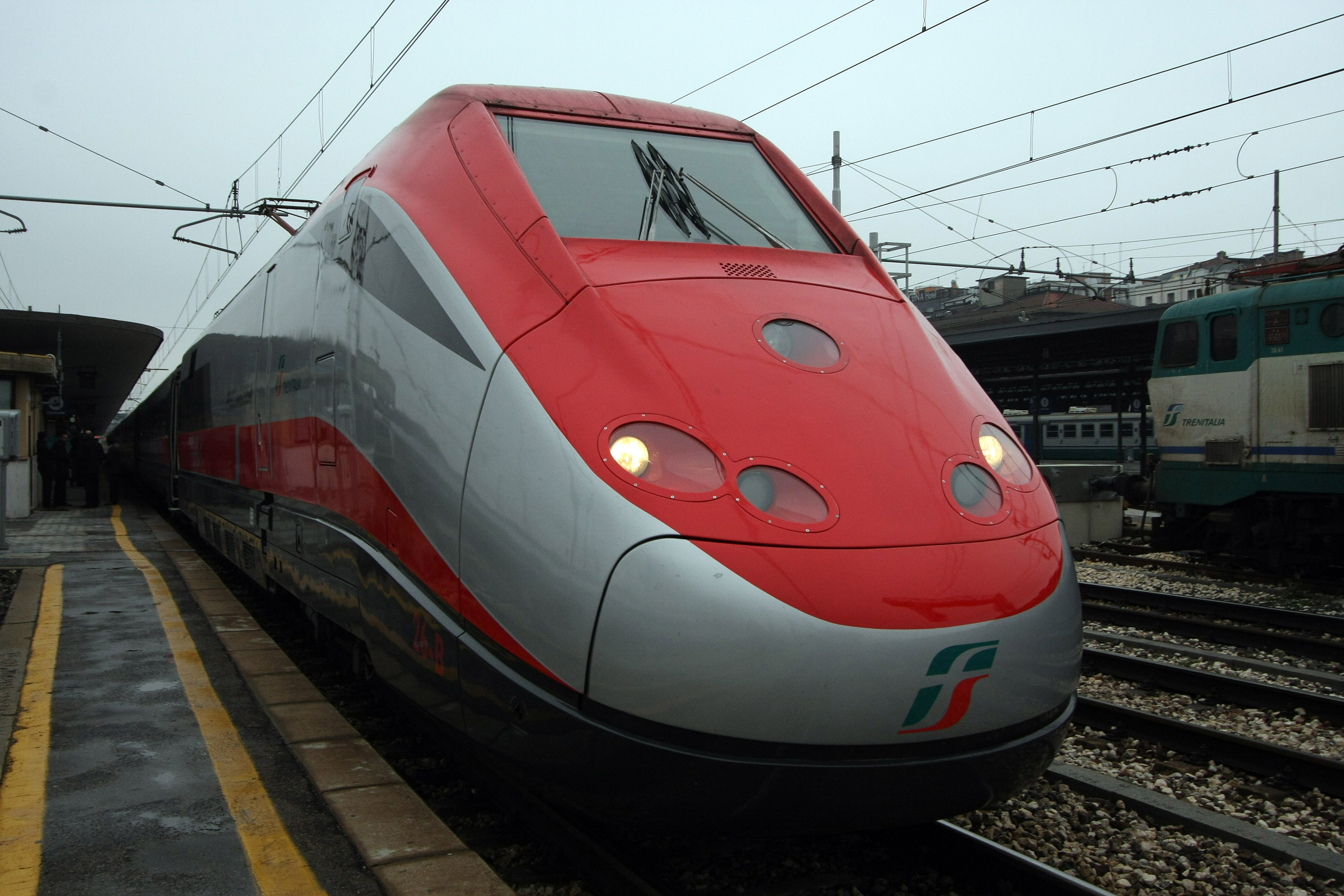 ALLARME BOMBA IN STAZIONE. EVACUATO UN FRECCIAROSSA: CAOS PASSEGGERI - 20/05/2013