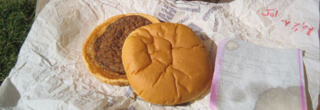 DIMENTICA UN HAMBURGER DI MCDONALD IN TASCA: LO RITROVA INTATTO DOPO 14 ANNI - VIDEO - 14/07/2013