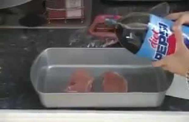 COSA SUCCEDE SE METTIAMO LA PEPSI SULLA CARNE DI MAIALE ?! VIDEO SHOCK - 15/01/2014