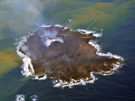 GIAPPONE: LA NUOVA ISOLA SORTA DA UN'ERUZIONE PRESTO POTREBBE ESSERE ABITATA - 29/01/2014
