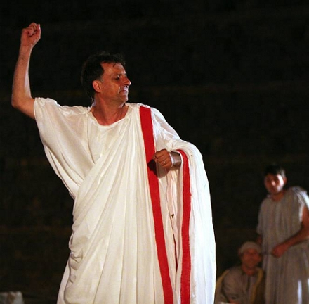 SI CREDE GIULIO CESARE E PRETENDE DI DORMIRE AL QUIRINALE. ARRESTATO - 03/02/2014