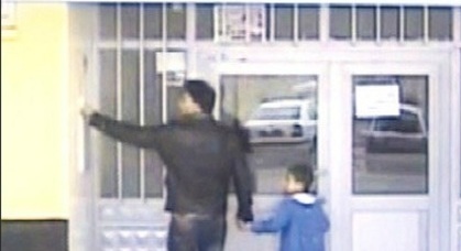 UCCIDE MOGLIE E TRE FIGLI A MARTELLATE, IL QUARTO GIÙ DALLA FINESTRA. POI SI LANCIA ANCHE LU - 04/03/2014