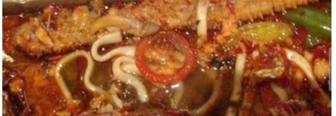 ORDINA ZUPPA DI CALAMARI E SI TROVA IN BOCCA UN PRESERVATIVO - 14/05/2014
