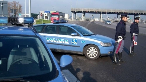SI SCHIANTA IN AUTOSTRADA CONTROMANO. AL VOLANTE ERA COMPLETAMENTE NUDO - 19/09/2014