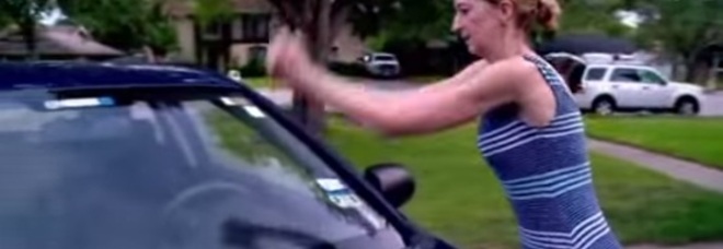 IL PAPÀ LASCIA IL BIMBO DI UN ANNO 40 MINUTI IN AUTO: DONNA ROMPE IL VETRO E LO SALVA - 30/09/2014