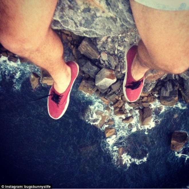 IL BASE JUMPER SCATTA IL SELFIE E MUORE: CADUTO DA UNA SCOGLIERA DI 90 METRI - 10/12/2014