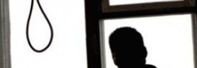 TRADITO DALLA MOGLIE, SCOPRE CHE IL FIGLIOLETTO DI 6 ANNI NON È SUO. E SI UCCIDE IMPICCANDOSI - 24/02/2015