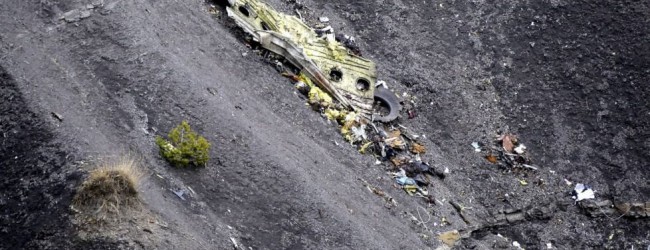 INCIDENTE GERMANWINGS: ''UN PILOTA ERA MORTO E L'ALTRO ERA FUORI CABINA''. ECCO LA VERITA' - 26/03/2015