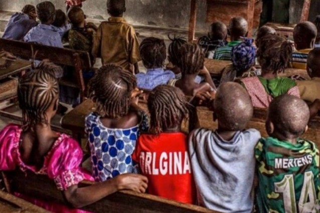 DRIES MERTENS VUOLE TROVARE A TUTTI I COSTI QUESTO BAMBINO AFRICANO CHE INDOSSA LA SUA MAGLIETTA. ECCO PERCHE' - 26/03/2015
