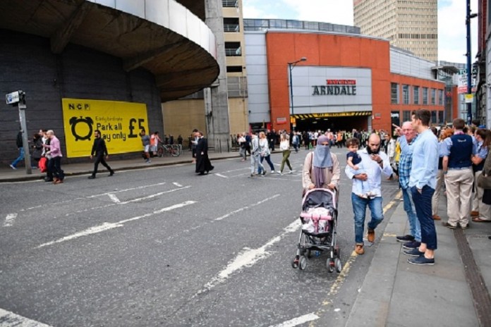 ''BOATO AL CENTRO COMMERCIALE'', ANCORA TERRORE A MANCHESTER - FERMATO UN UOMO - 23/05/2017