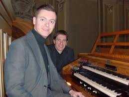 TRA CUGINI... MARCO, TRA DUE MESI ME SPOSO IN CHIESA E PENSAVO DE CHIEDETE DE SUONA' 'A MARCIA NUZIALE… - 14/03/2012