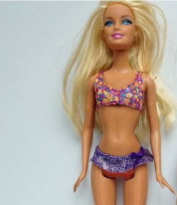 QUESTA E' LA BARBIE COME LA CONOSCIAMO TUTTI. ECCO COME SAREBBE CON LE MISURE DI UNA RAGAZZA NORMALE - 29/07/2014