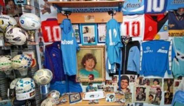 NAPOLI SEGRETA: IN UN SOTTOSCALA IL MUSEO DEDICATO A MARADONA - 30/10/2012