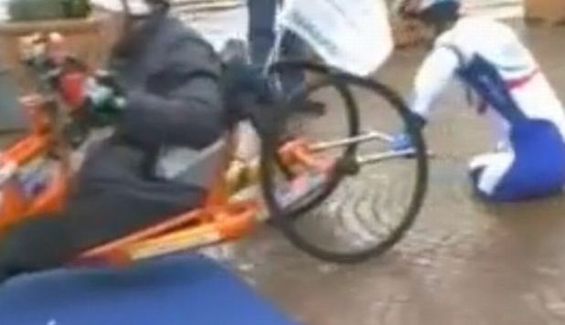 ZANARDI SI FERMA E TRAINA IL COMPAGNO: IL VIDEO COMMUOVE IL WEB -GUARDA - 30/10/2012