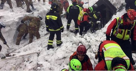 ''LI ABBIAMO TROVATI...'' UNA NOTIZIA DELL'HOTEL RIGOPIANO SCONVOLGE I PARENTI - 25/01/2017