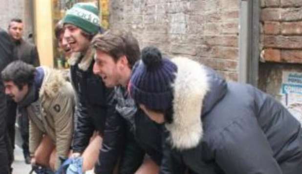 ACCOGLIENZA PER ALFANO:  STUDENTI SI CALANO I PANTALONI - 08/02/2013