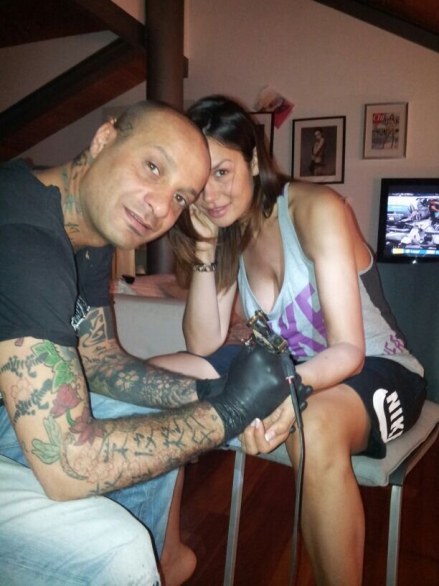 NICOLE MINETTI SI FA TATUARE A CASA SUA... SENZA REGGISENO - FOTO - 02/03/2013