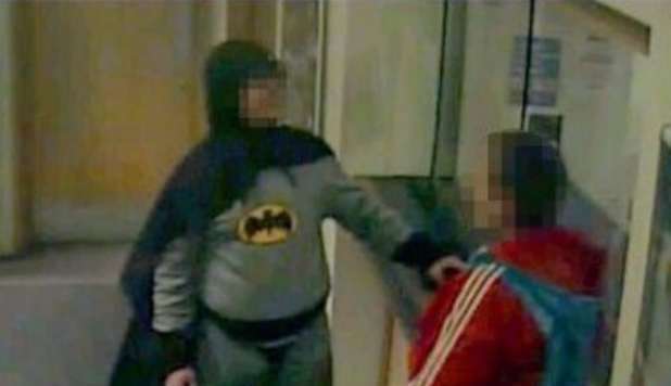 BATMAN ARRESTA UN CRIMINALE E LO PORTA DALLA POLIZIA - VIDEO - 05/03/2013