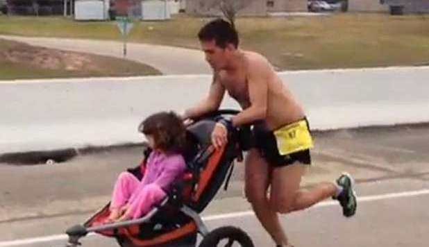 MALATO DI CANCRO VINCE MARATONA SPINGENDO LA FIGLIA IN CARROZZINA - VIDEO - 16/03/2013