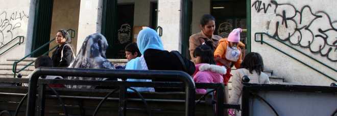 ROMA, BIDELLA SEQUESTRA I BIMBI DELLE ELEMENTARI E LA MAESTRA E LI MINACCIA CON LE FORBICI - 25/03/2014