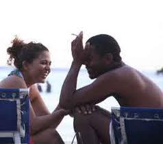 SULLA SPIAGGIA UN RAGAZZO CHIEDE A 'NA RAGAZZA: - 15/04/2012