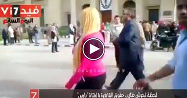 ECCO COSA SUCCEDE A UNA STUDENTESSA BIONDA CHE VA IN GIRO ALL'UNIVERSITA' DEL CAIRO, TENTANO DI SPOGLIARLA - VIDEO - 27/03/2014