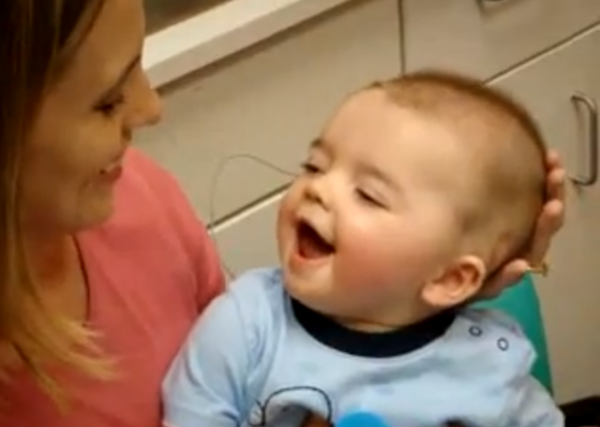 BIMBO SORDO DALLA NASCITA SENTE PER LA PRIMA VOLTA LA VOCE DELLA MAMMA - VIDEO EMOZIONANTE - 24/10/2014