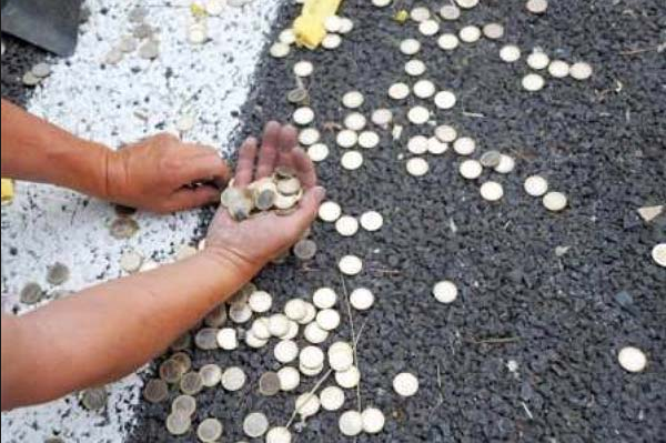 ATTENZIONE: ARRIVA LA TRUFFA DELLE MONETINE AL SUPERMERCATO. ECCO COME AGISCONO - 06/05/2015