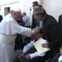 Papa Francesco esorcista. Guarda come libera un malato dal diavolo - 21/05/2013