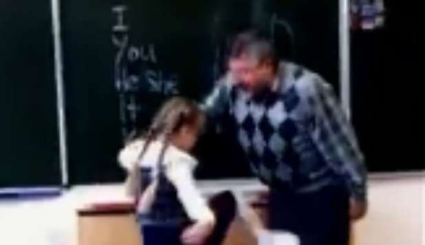 L'ALUNNA PRENDE A CALCI IL MAESTRO NELLE 'PARTI BASSE' - VIDEO - 06/09/2012
