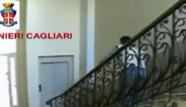 SI BUTTA DALLE SCALE PER METTERSI IN MALATTIA, MA C'É UNA TELECAMERA -VIDEO - 07/10/2012