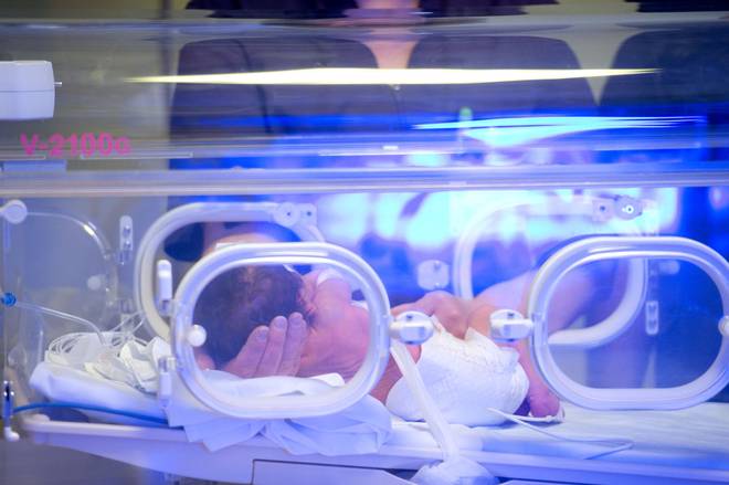 BIMBO ABBANDONATO SULLA CIRCUMVESUVIANA. ECCO IL CALCIATORE CHE HA DECISO DI ADOTTARLO - 28/03/2014