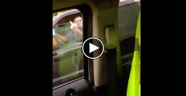 L'AUTOMOBILISTA LITIGA CON UNA DONNA, MOSTRA IL DITO MEDIO E SI SCHIANTA SU UN PALO - VIDEO - 31/03/2014
