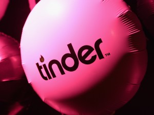 SI CHIAMA ''TINDER'' ED E'  LA NUOVA FRONTIERA SOCIAL DEL ''CORTEGGIAMENTO''. RIMORCHIARE NON E' MAI STATO COSI' FACILE - 29/04/2014