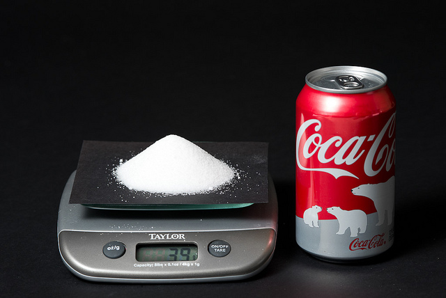 QUANTO ZUCCHERO CONTIENE UNA LATTINA DI COCA COLA? ECCO L'INCREDIBILE SOLUZIONE - VIDEO - 03/05/2015