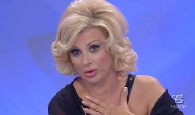 OGGI LA CONOSCIAMO COSI', MA TINA DECIDE DI SVELARE COSA LE ACCADDE DA RAGAZZINA - 12/04/2015