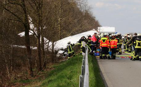 +++ ULTIM'ORA +++  GERMANIA, AEREO PRECIPITA IN AUTOSTRADA - 12/04/2015