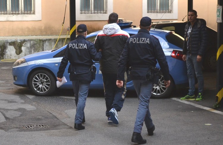 ARRESTATO GIOCATORE DI SERIE A. CORRUZIONE DI MINORENNI E ACCUSA DI STUPRO - 28/10/2016
