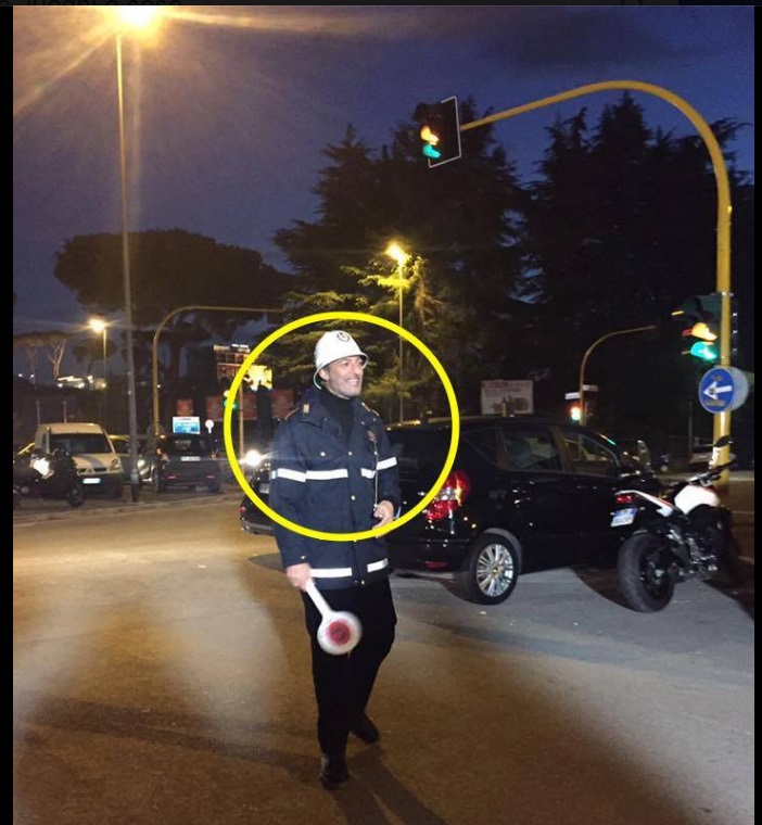 ROMA - NON NOTATE NULLA DI STRANO IN QUESTO VIGLILE? GUARDATELO ATTENTAMENTE  HA DELL'INCREDIBILE - 14/12/2016