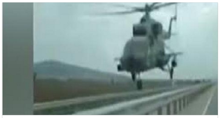PANICO IN AUTOSTRADA: ELICOTTERO DA GUERRA AD ALTEZZA D'UOMO SFIORA LE AUTO - VIDEO - 15/05/2017