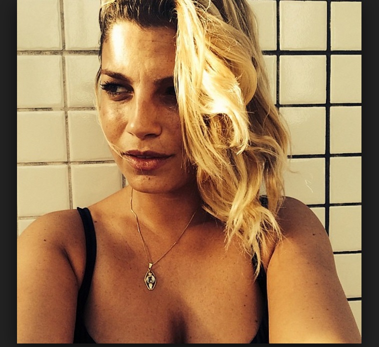 UN ''AMICI'' HOT PER EMMA MARRONE: ECCO LE FOTO CHE LE SONO ARRIVATE SULLO SMARTPHONE - 18/04/2016