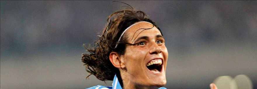 CAVANI DICE ADDIO AL NAPOLI E SALUTA I TIFOSI CON PAGINA DI GIORNALE. ''TRADITORE'' - 07/08/2013