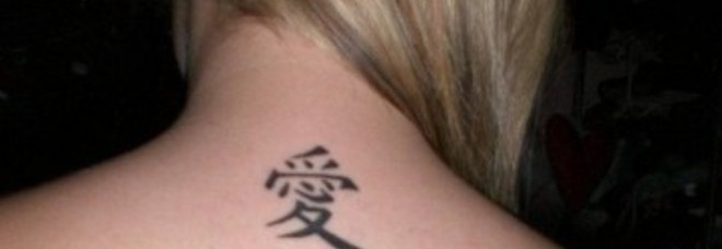FRASI SENZA SENSO SUL CORPO DEI CLIENTI: TATUATORE ''BURLONE'' ARRESTATO - 28/11/2013