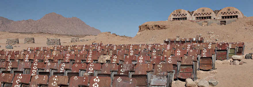 UN CINEMA ABBANDONATO NEL DESERTO DEL SINAI: LE FOTO SUGGESTIVE FANNO IL GIRO DEL WEB - 13/03/2014