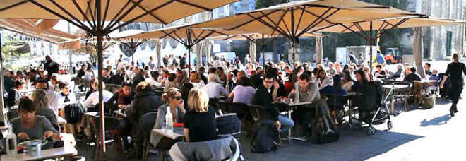 ''NON FUMATE DAVANTI AL MIO BAMBINO''. MAMMA PICCHIATA DA DUE RAGAZZE AL BAR - 20/03/2014